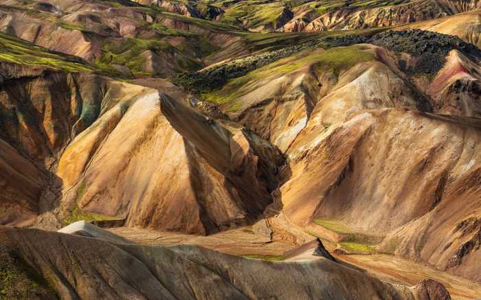 Premium Vlies Shiny Mountains