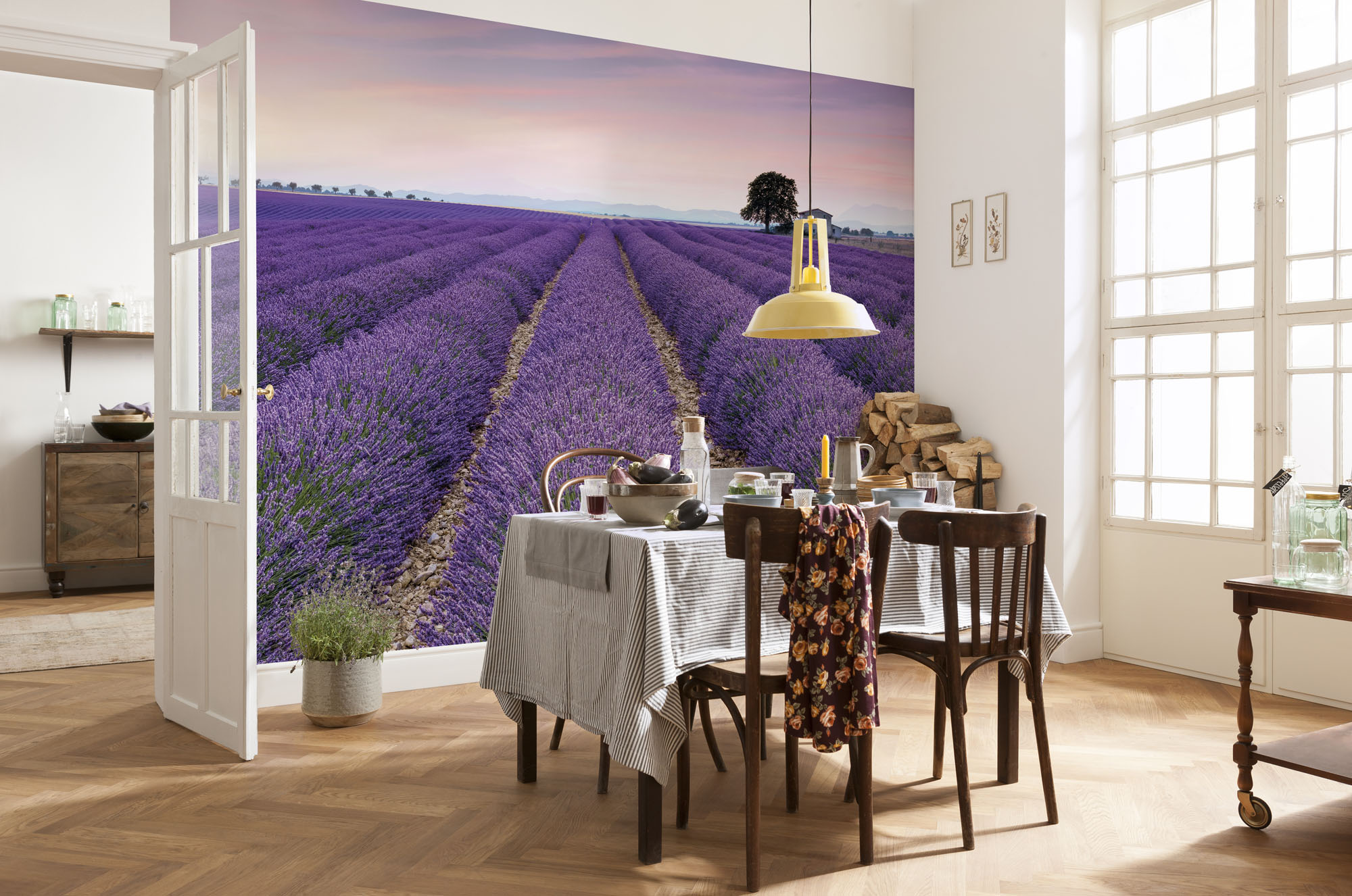 Küche mit Lavendelfeld